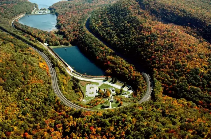 Why is the Horseshoe Curve so famous