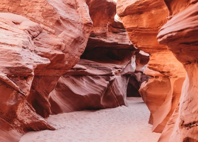 Upper vs Lower Antelope Canyon Upper vs Lower Antelope Canyon
