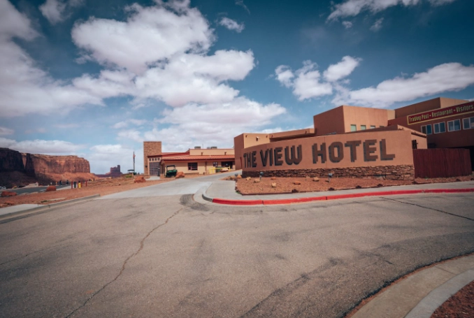 best town to stay for monument valley