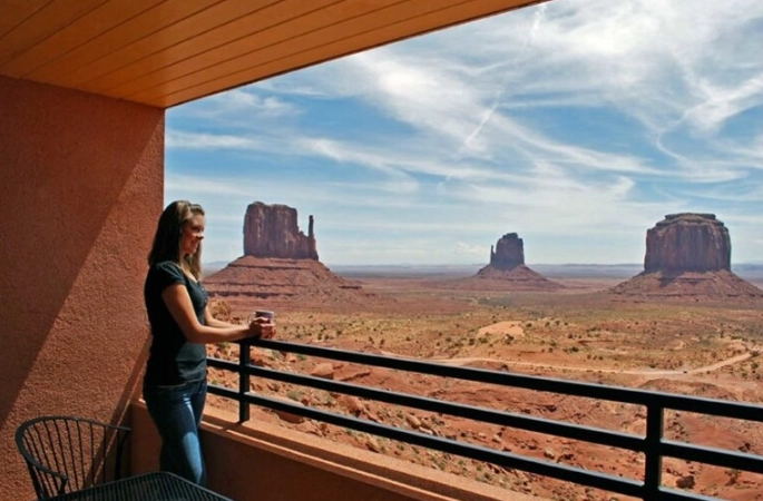 What is the best town to stay in for Monument Valley?