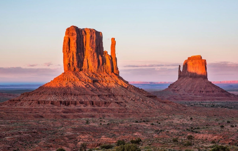 What is the closest town to Monument Valley Utah?