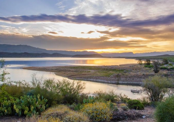 Roosevelt Lake camping