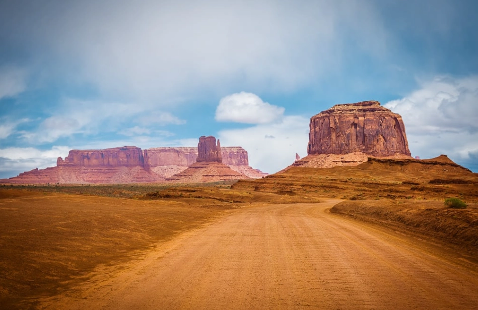 Can you still drive through Monument Valley?